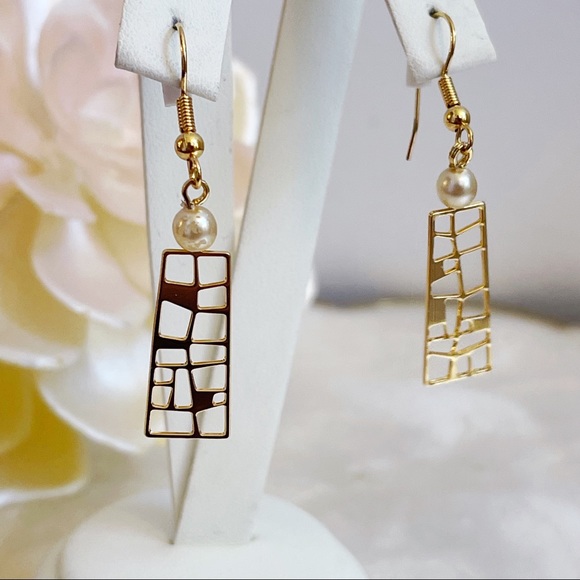 Gold Tone Asymmetrical Cutout Faux Pearl Dangle Earrings Elegant - Picture 1 of 11